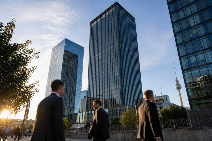 Geschäftsleute vor Berliner Bürogebäuden